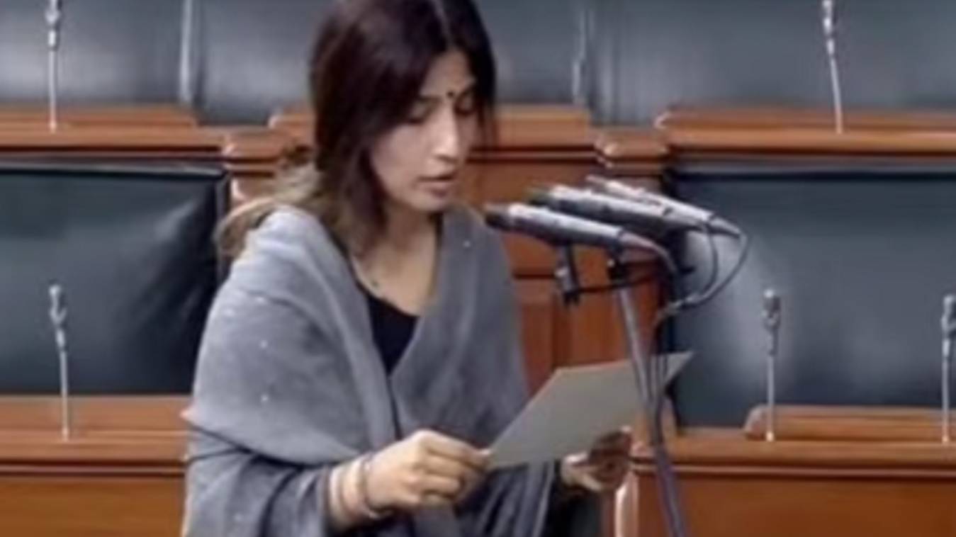 लोकसभा अध्यक्ष ओम बिरला ने डिंपल यादव को सांसद पद की दिलाई शपथ, सोनिया गांधी के पैर छूकर लिया आशीर्वाद