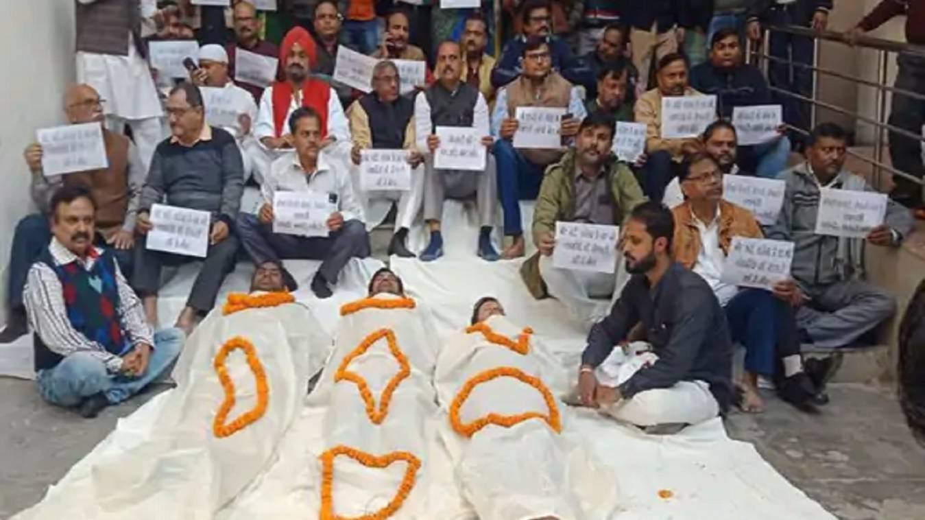  व्यापारियों ने GST विभाग में कफ़न ओढ़कर किया विरोध 