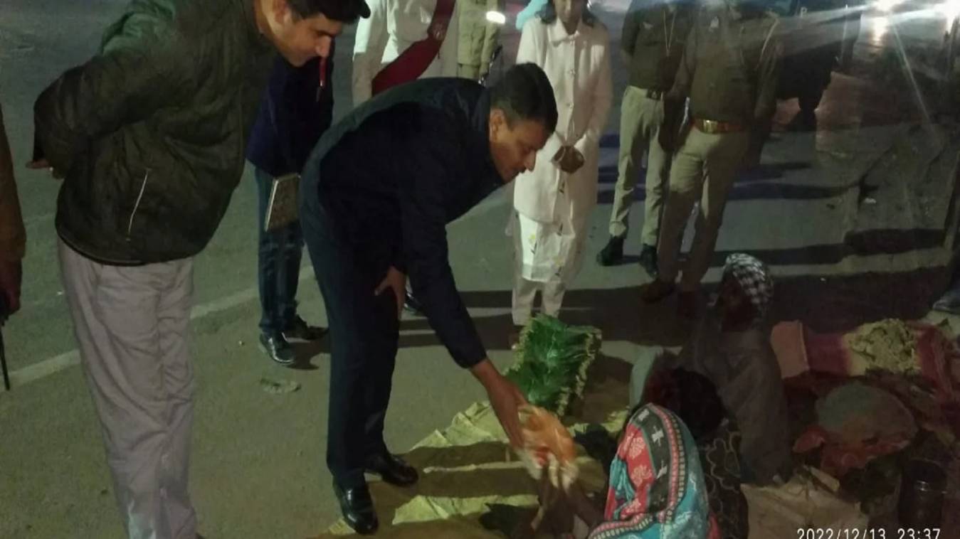 Varanasi: आधी रात को सड़कों पर गरीबों का हाल जानने निकले DM, रैन बसेरा खाली देख दिया निर्देश 