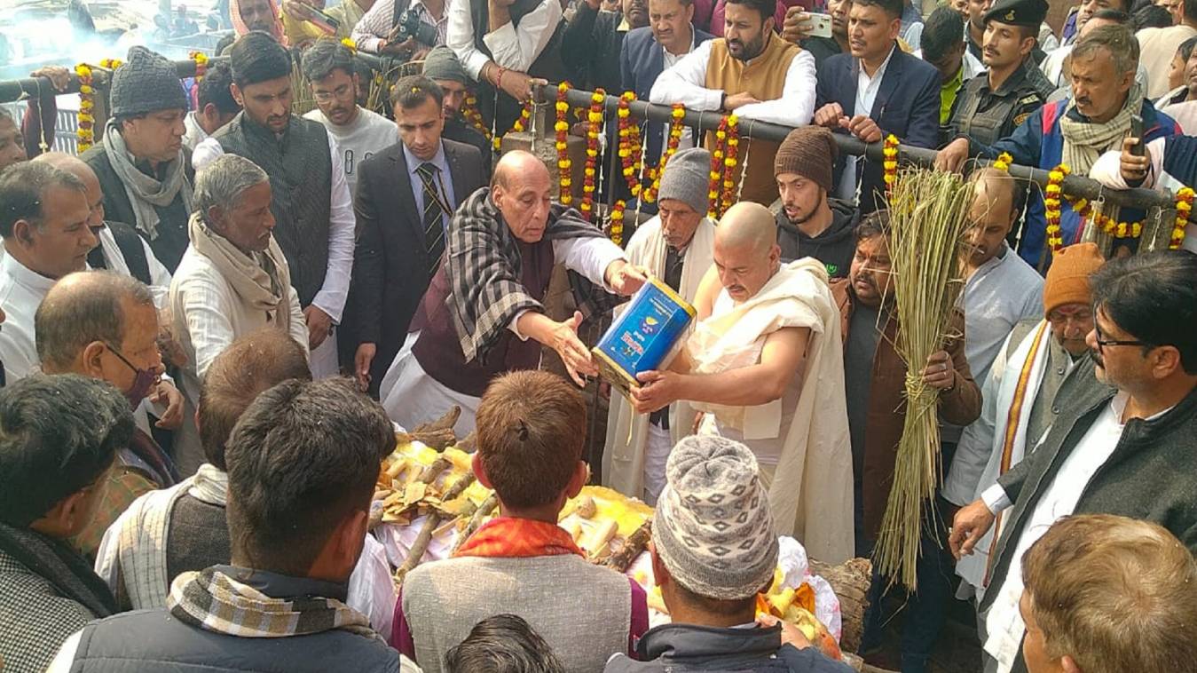 वाराणसी पहुंचे रक्षामंत्री राजनाथ सिंह, बड़ी भाभी के अंतिम संस्कार में हुए शामिल