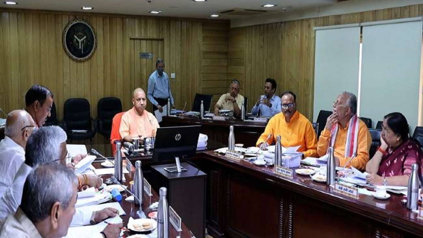 मुख्यमंत्री योगी ने अफसरों को दिए निर्देश, दुरुस्त करें रैन बसेरे, कंबल-अलाव का हो इंतजाम