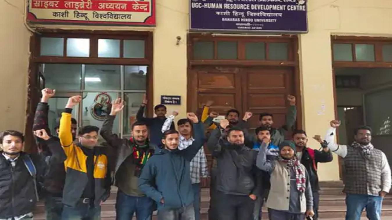 BHU प्रशासन के खिलाफ मुखर छात्रों ने मनाया काला दिवस