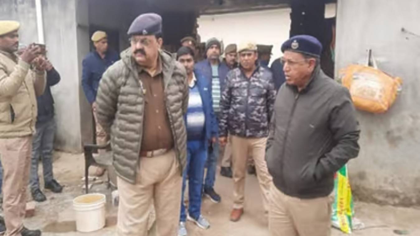 संदिग्ध परिस्थितियों में दो बच्चों समेत मां की मौत, पिता की हालत गंभीर