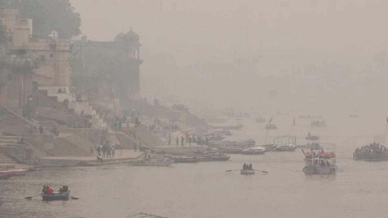 कोहरे के आगोश में वाराणसी, दिन में लाइट जलाकर चलती रही गाड़ियां