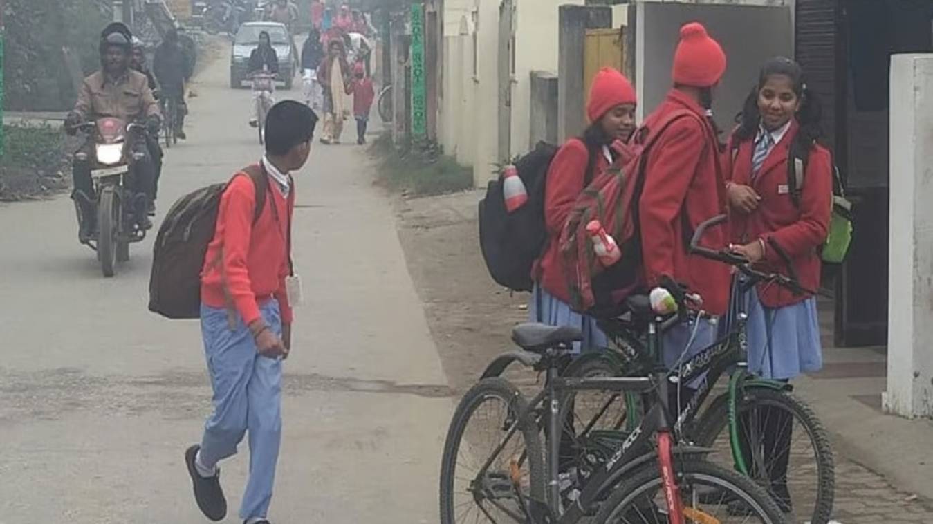 शीतलहर के चलते वाराणसी के 8वीं तक के सभी स्कूल 4 जनवरी तक बंद, DM ने जारी किया आदेश