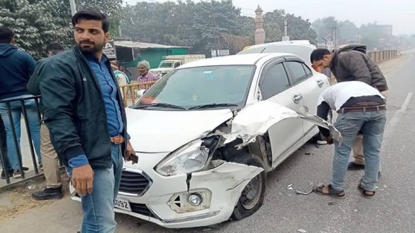 varanasi : कार और बाइक की आमने-सामने भिड़ंत, ड्यूटी जा रहे दो दोस्त घायल