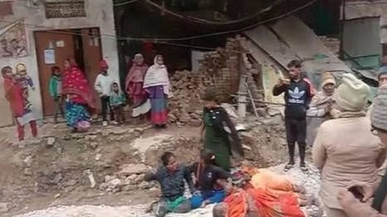 भिखारीपुर में दुकानें तोड़ने पहुंची जेसीबी, जमकर हुआ बवाल, JCB के आगे लेट गई महिलाएं