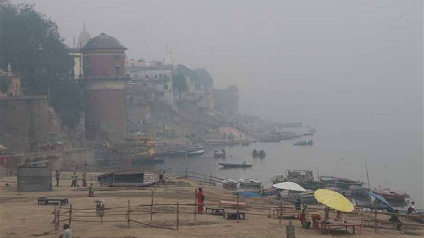 बनारस में कोहरा और ठिठुरन बरकरार, शीतलहर व गलन ने किया बेहाल