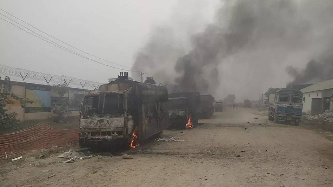 बक्सर में लाठीचार्ज पर भड़के किसान, पुलिस को डंडों से पीटा, फूंकी गाडियां