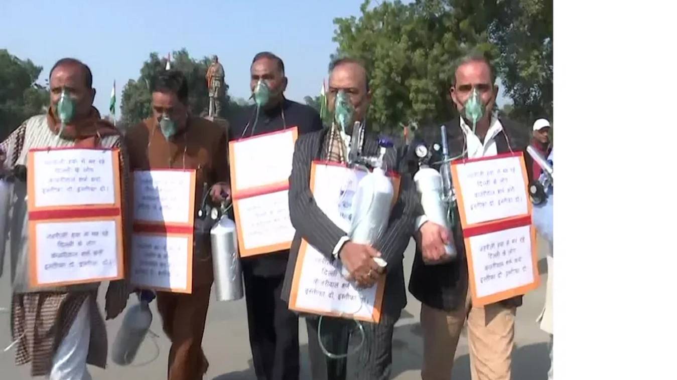 दिल्ली विधानसभा में ऑक्सीजन सिलिंडर लेकर पहुंचे भाजपा विधायक