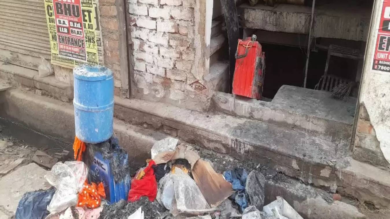 कपड़े की दुकान में लगी आग, लाखों की क्षति