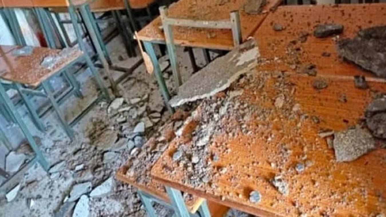 चंदौली में गिरा सरकारी स्कूल की छत का छज्जा, तीन युवक दबे, एक की मौत, मचा हड़कंप