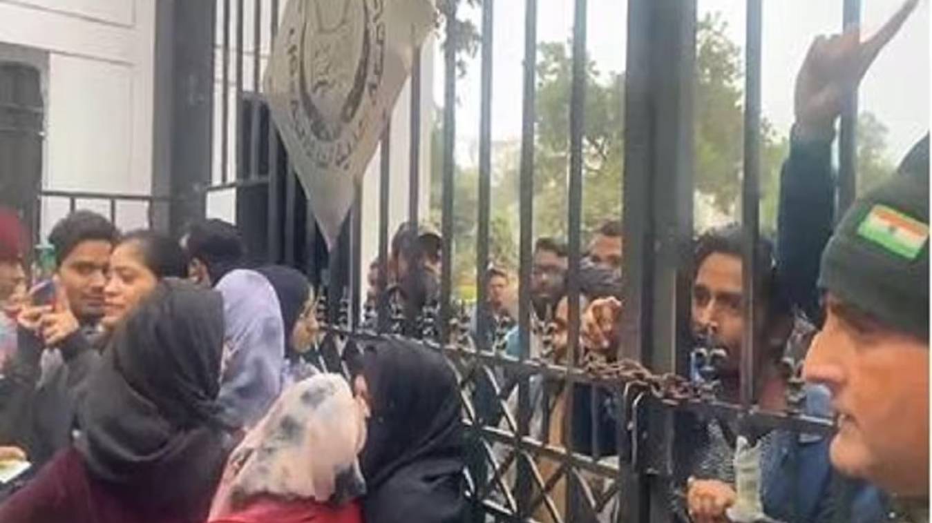 BBC डॉक्यूमेंट्री पर JNU के बाद जामिया में भी हंगामा, पुलिस ने प्रदर्शनकारी छात्रों को हिरासत में लिया