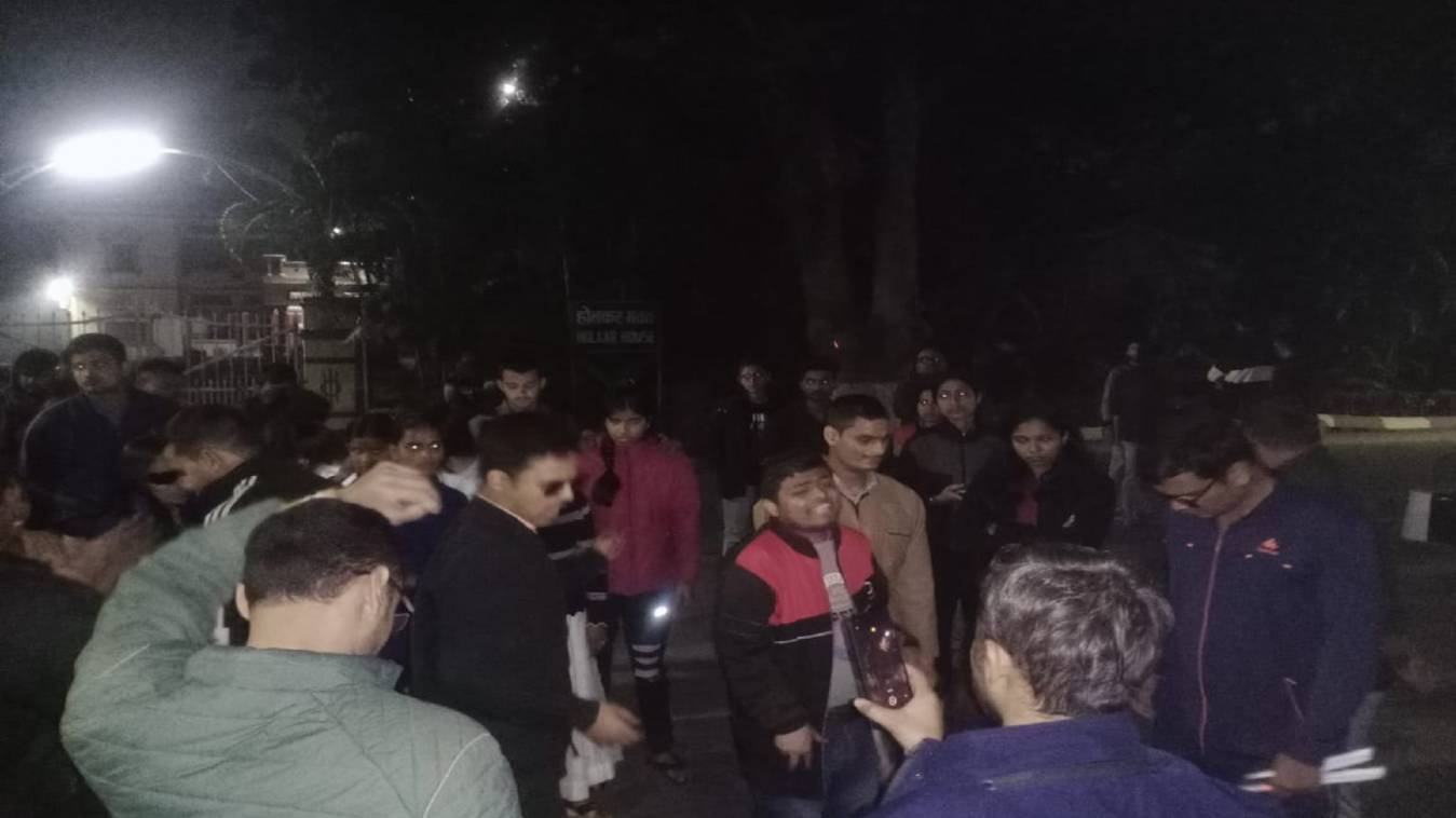BHU: छेड़खानी के आरोपी की गिरफ्तारी की मांग को लेकर धरना जारी, छात्र की बिगड़ी तबीयत