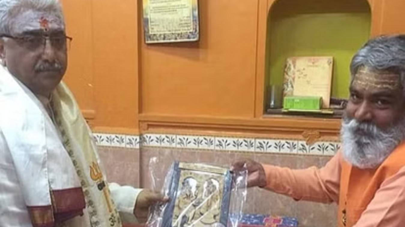 गुजरात के चीफ जस्टिज अरविंद कुमार ने किए बाबा विश्वनाथ के दर्शन,महंत ने मोमेंटो भेंट कर किया सम्मान