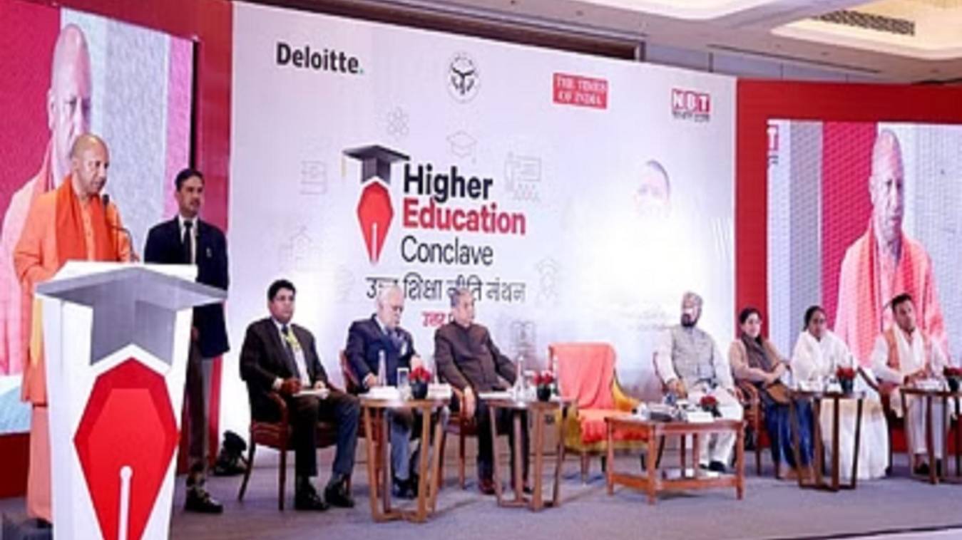 हायर एजुकेशन कॉन्क्लेव में शामिल हुए CM योगी, बोले- ज्ञान के लिए द्वार खुला रखें...