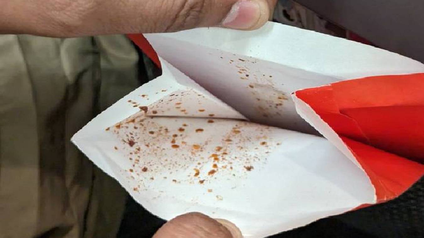 बनारस से चली फ्लाइट में यात्री ने जहाज में थूक दिया पान, दूसरे यात्री ने किया ट्वीट