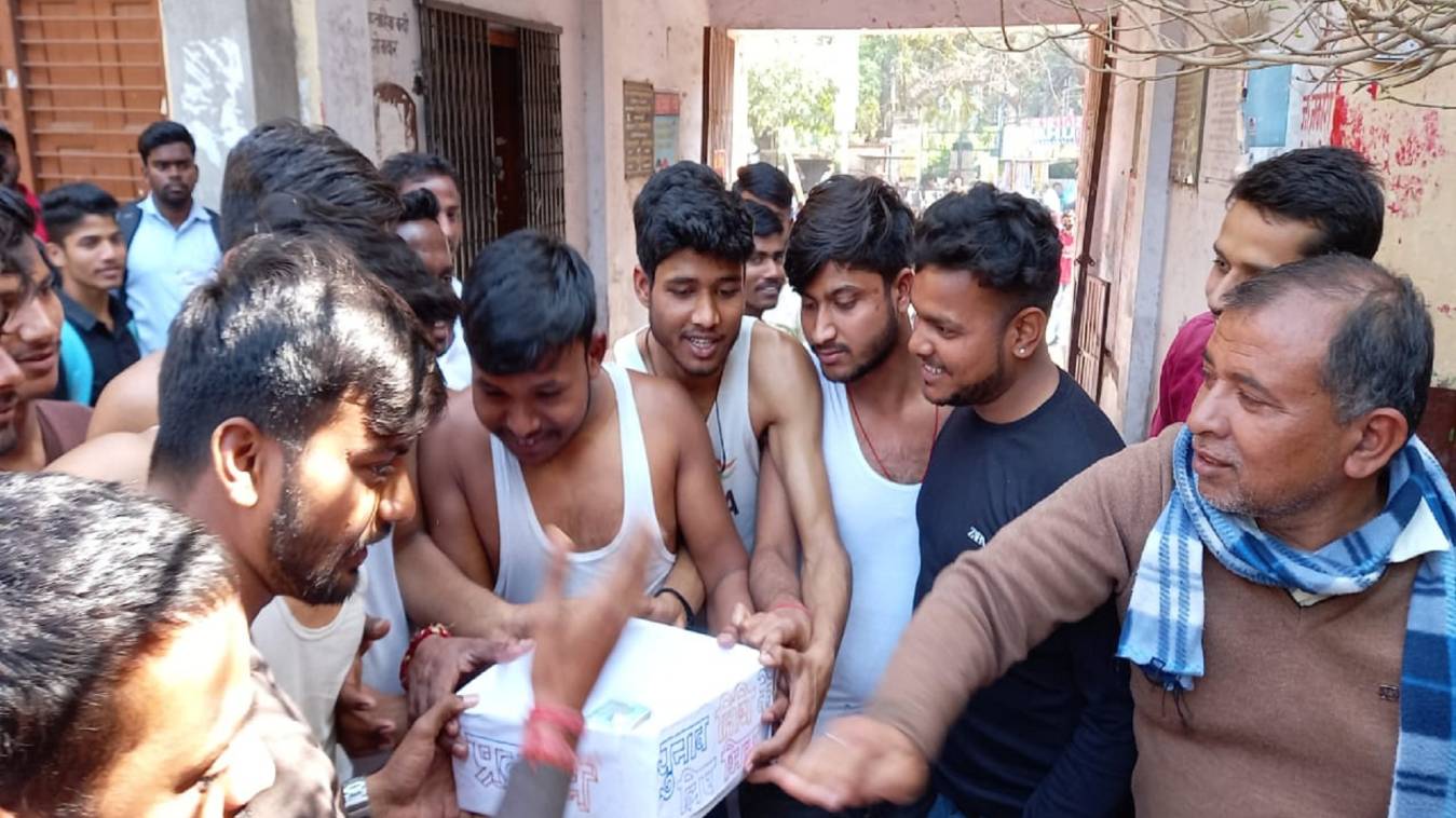  हरिश्चंद्र महाविद्यालय: छात्रसंघ चुनाव की मांग को लेकर छात्रों का अर्धनग्न प्रदर्शन