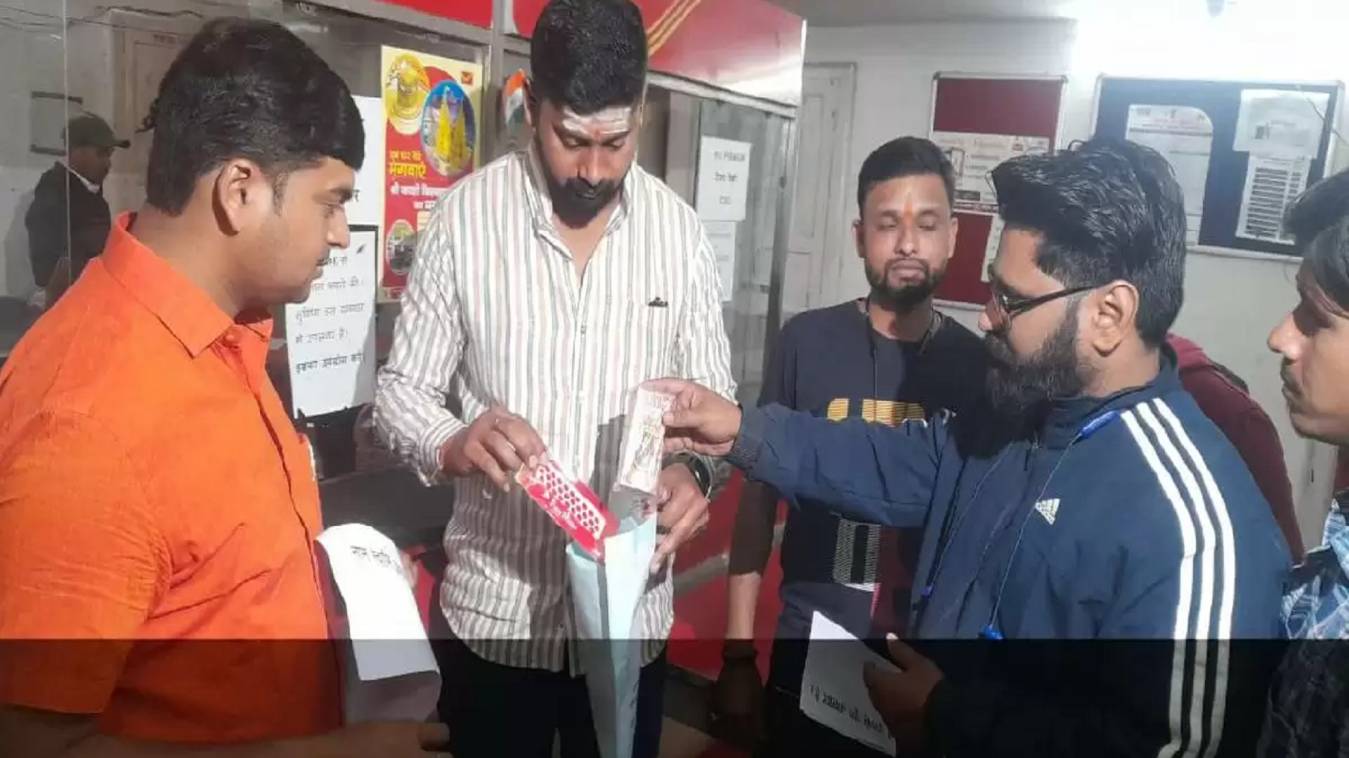 स्वामी प्रसाद मौर्य को BHU से भेजी गई श्रृंगार सामग्री और कीड़ी मारने की दवा