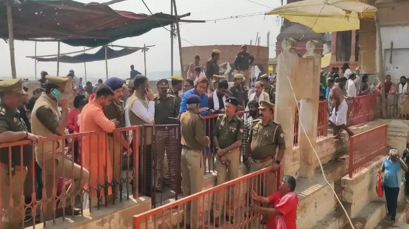 महामृत्युंजय मंदिर पहुंचे DM और पुलिस कमिश्नर, महाशिवरात्रि पर पंचक्रोशी यात्रा की तैयारियों किया निरीक्षण