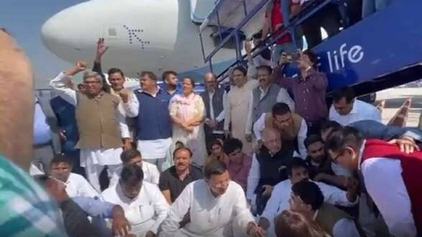 पवनखेड़ा को दिल्ली एयरपोर्ट पर फ्लाइट से नीचे उतारा गया, असम पुलिस के अनुरोध पर दिल्ली पुलिस का एक्शन