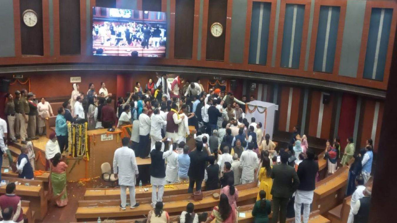 रातभर हुए हंगामे के बाद सदन की कार्रवाई पांचवीं बार स्थगित, हाथापाई-तोड़फोड़ के चलते नहीं हो सका स्थायी समिति का चुनाव