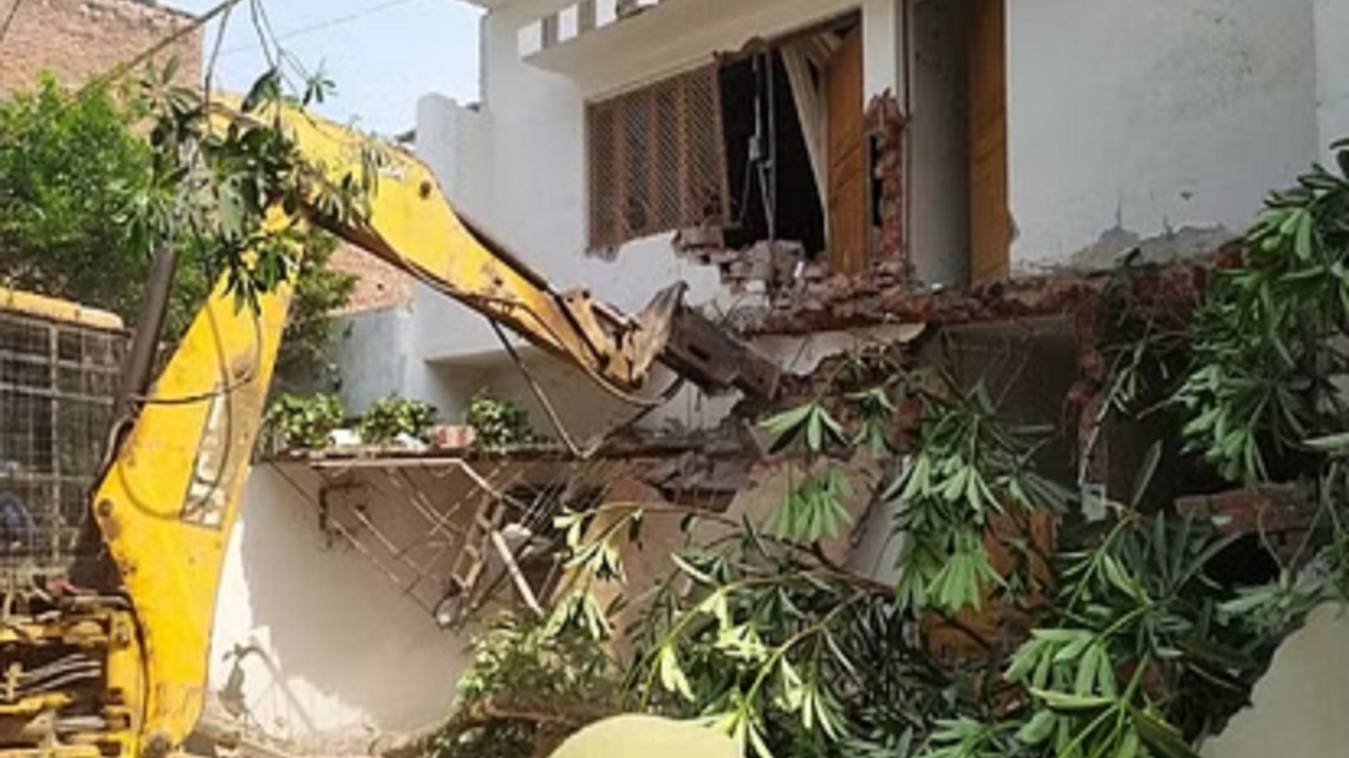 गैंगस्टर की पत्नी शाइस्ता और करीबी के घर पर चला बुलडोजर