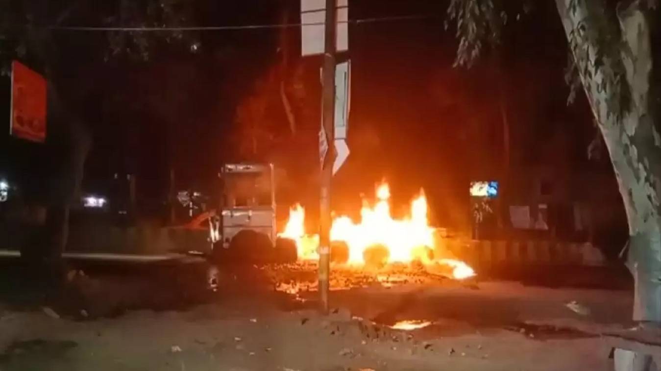 चांदपुर में डिवाइडर से टकराकर आलू लदी ट्रक में लगी आग,चालक हुआ फरार