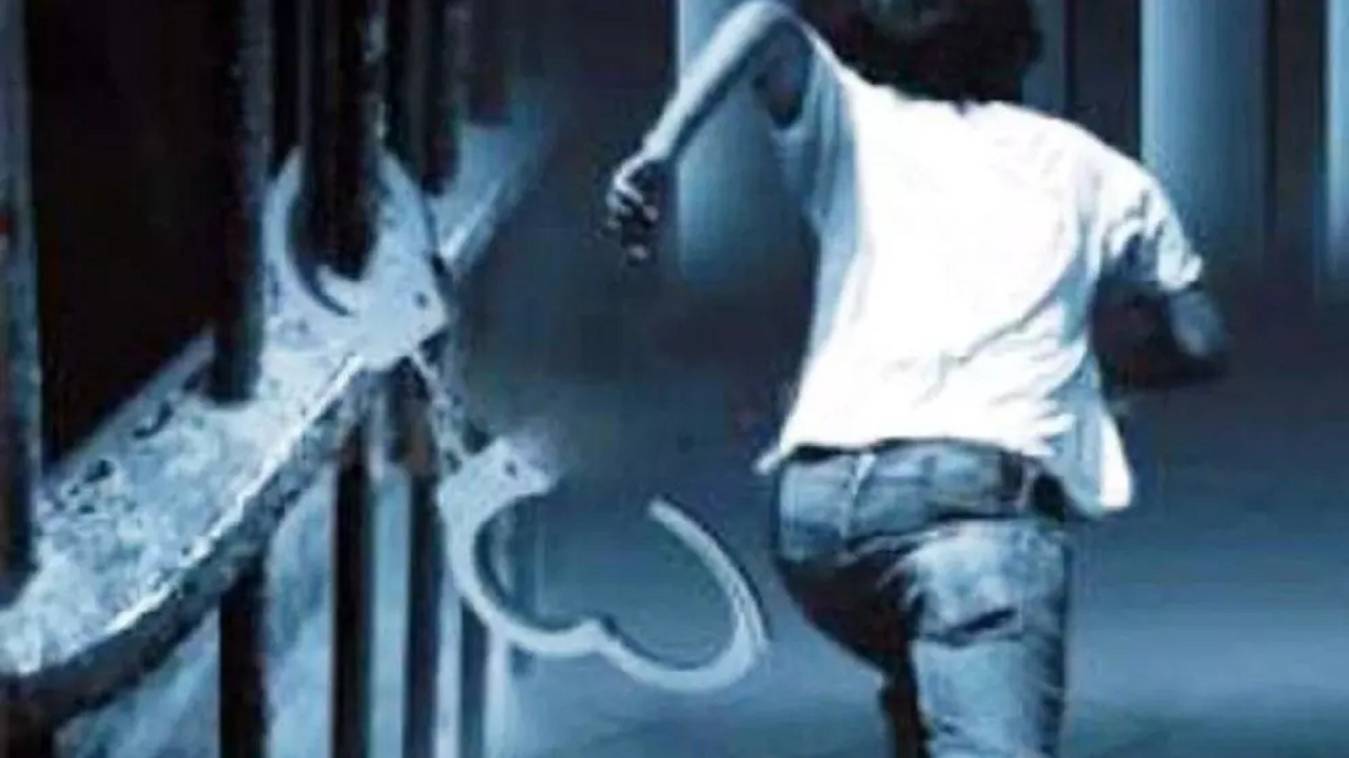 जिला जेल से फरार कैदी की तलाश में पुलिस