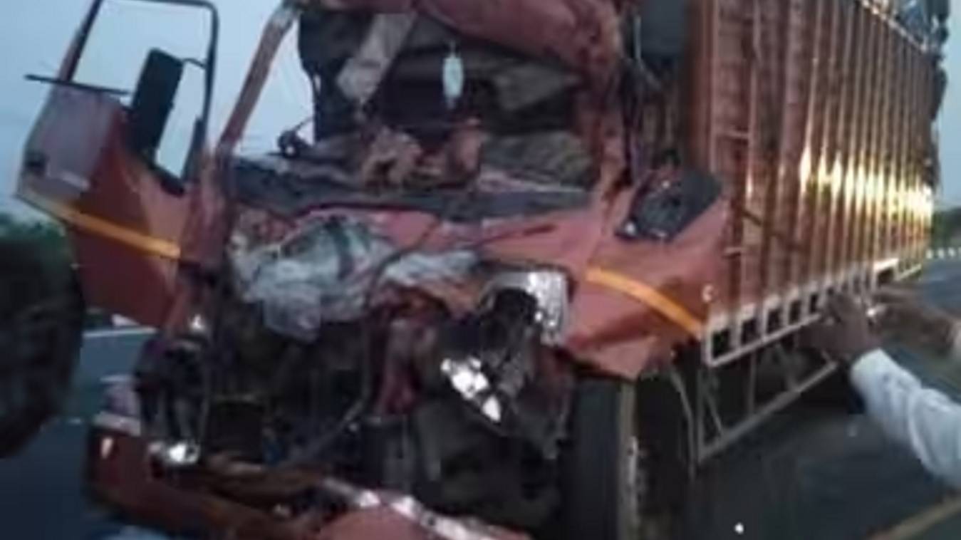 कन्नौज में एक्सप्रेस-वे पर खड़ी बस में डीसीएम ने पीछे से मारी टक्कर, दो की मौत