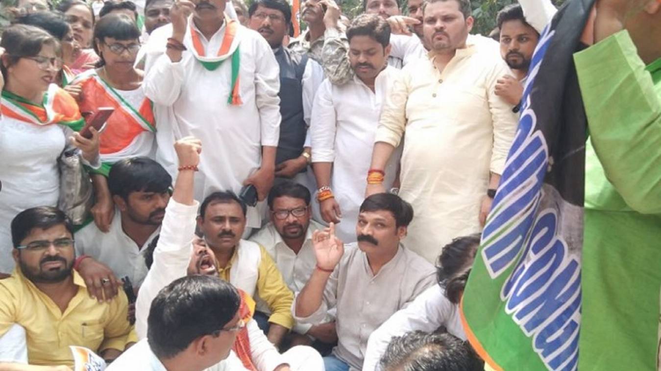 UP Congress: कांग्रेस नेताओं की पुलिस से भिड़ंत, अध्यक्ष सहित कार्यकर्ताओं को हिरासत में लिया गया