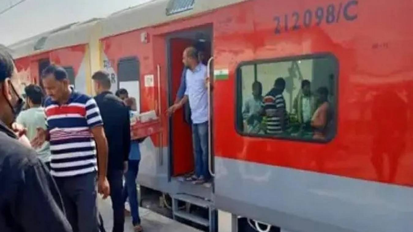 शटल ट्रेन का इंजन हुआ फेल: डेढ़ घंटे सीहीपुर में खड़ी रही, यात्री परेशान