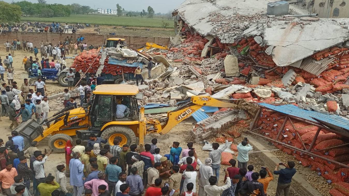 संभल में कोल्ड स्टोरेज की 100 फीट लंबी छत ढही:  20 से 25 लोगों के दबे होने की आशंका, मलबा हटा रहीं 8 जेसीबी