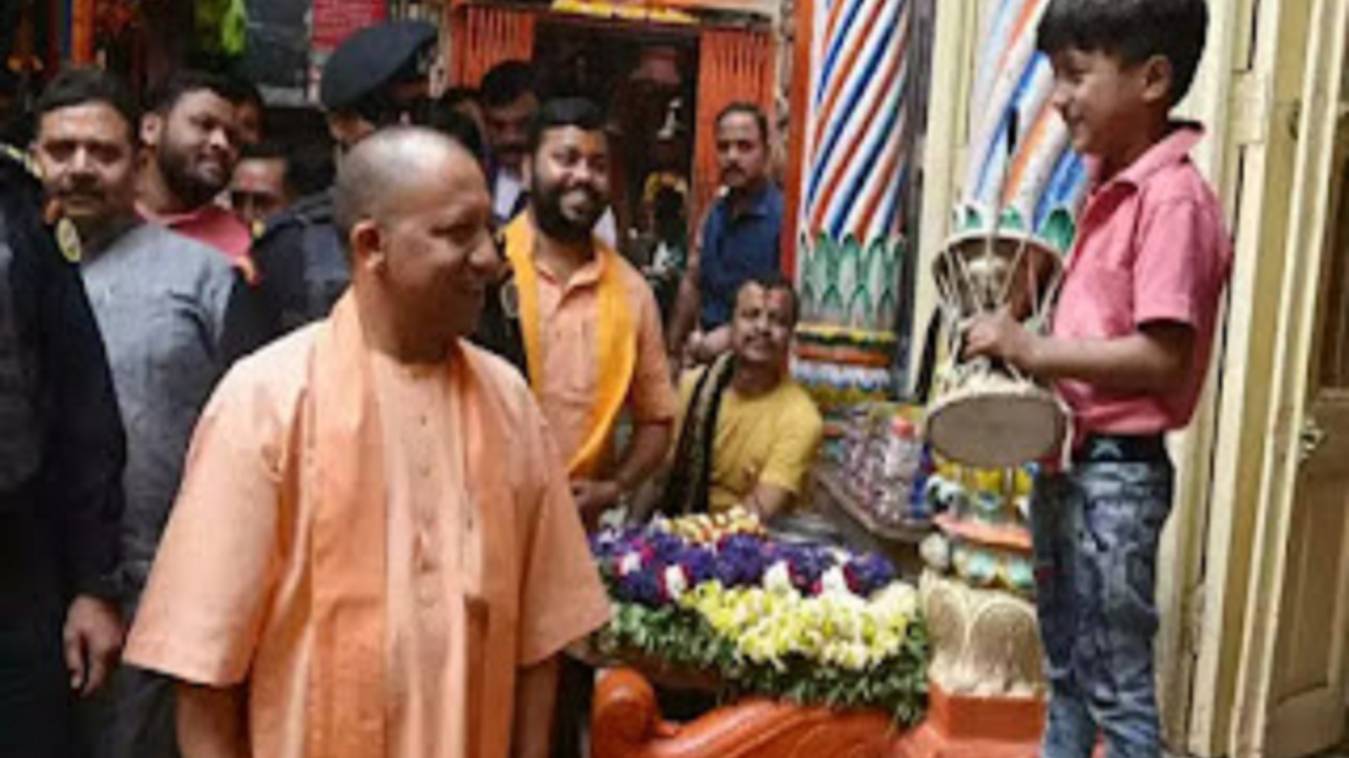 काल भैरव मंदिर में डमरू बजाते बच्चे को देखकर अभिभूत हुए सीएम योगी