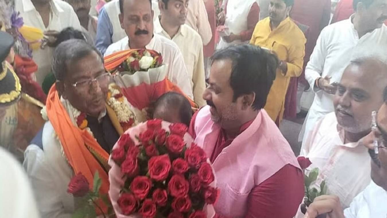  वाराणसी पहुंचे सिक्किम के राज्यपाल लक्ष्मण आचार्य, भाजपा कार्यकर्ताओं ने किया स्वागत