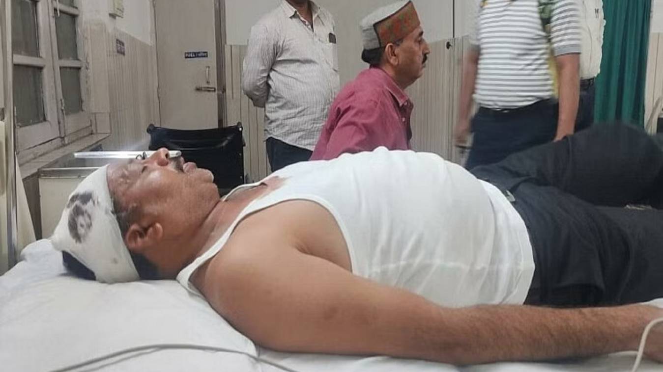 Varanasi: चलती ट्रेन में चाकूबाजी, यात्री ने टॉयलेट में छिपकर बचाई जान 