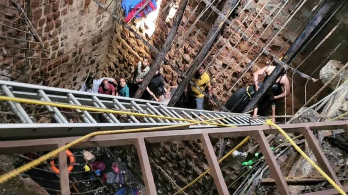 इंदौर में कन्यापूजन के दौरान बावड़ी की छत ढहने से 36 लोगों की मौत