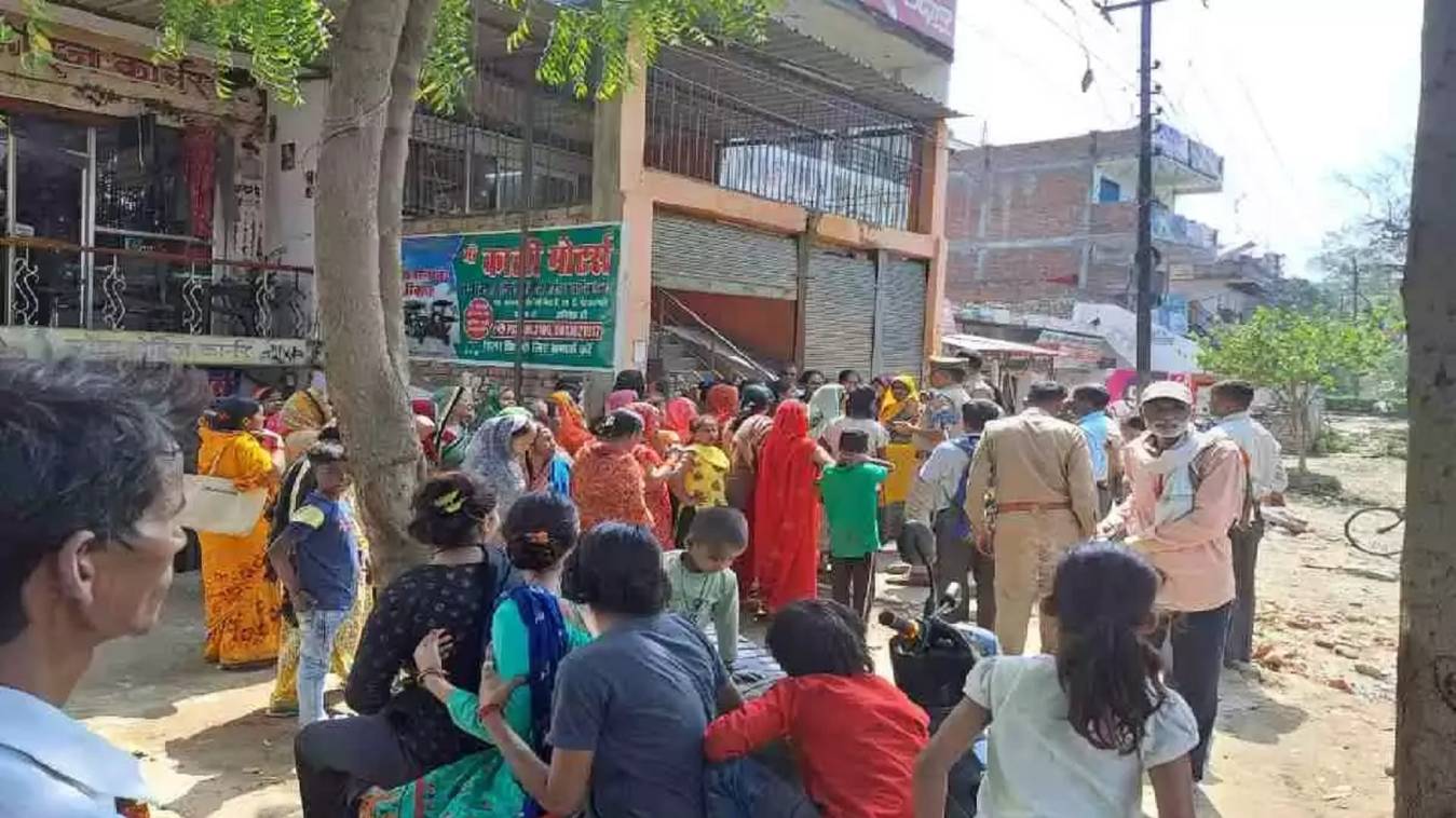 varanasi :शराब की दुकानें खुलते ही विरोध: भुल्लनपुर में सड़क पर उतरीं महिलाएं, कहा- माहौल होगा खराब