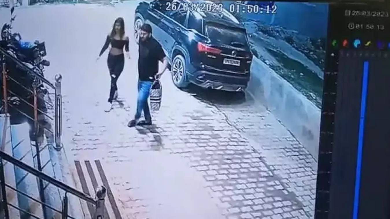 आकांक्षा दुबे सुसाइड से पहले एक शख्स के साथ आई थीं नजर, सीसीटीवी वीडियो हुआ वायरल