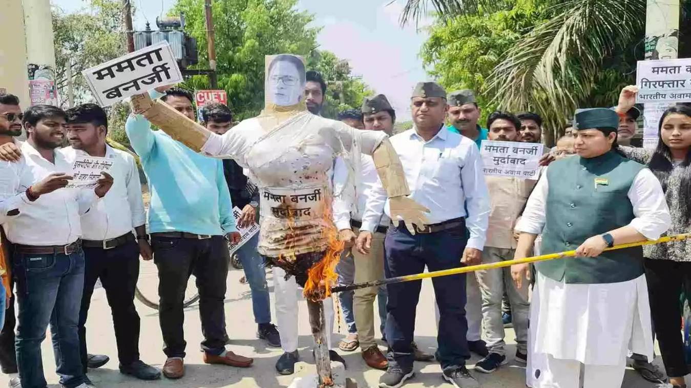 पश्चिम बंगाल में हिंसा से काशी में गुस्सा, फूंका ममता बनर्जी का पुतला