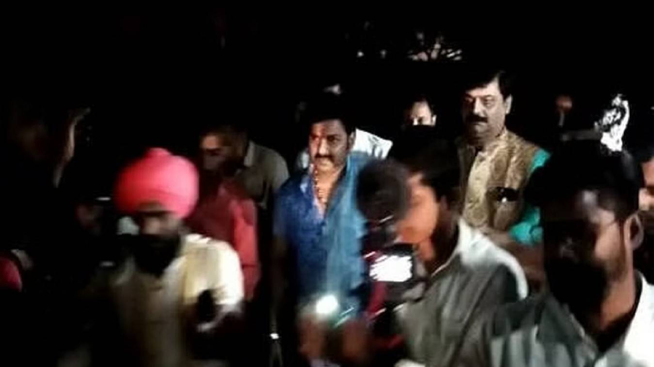 भोजपुरी स्टार पवन सिंह ने परिजनों से की मुलाकात