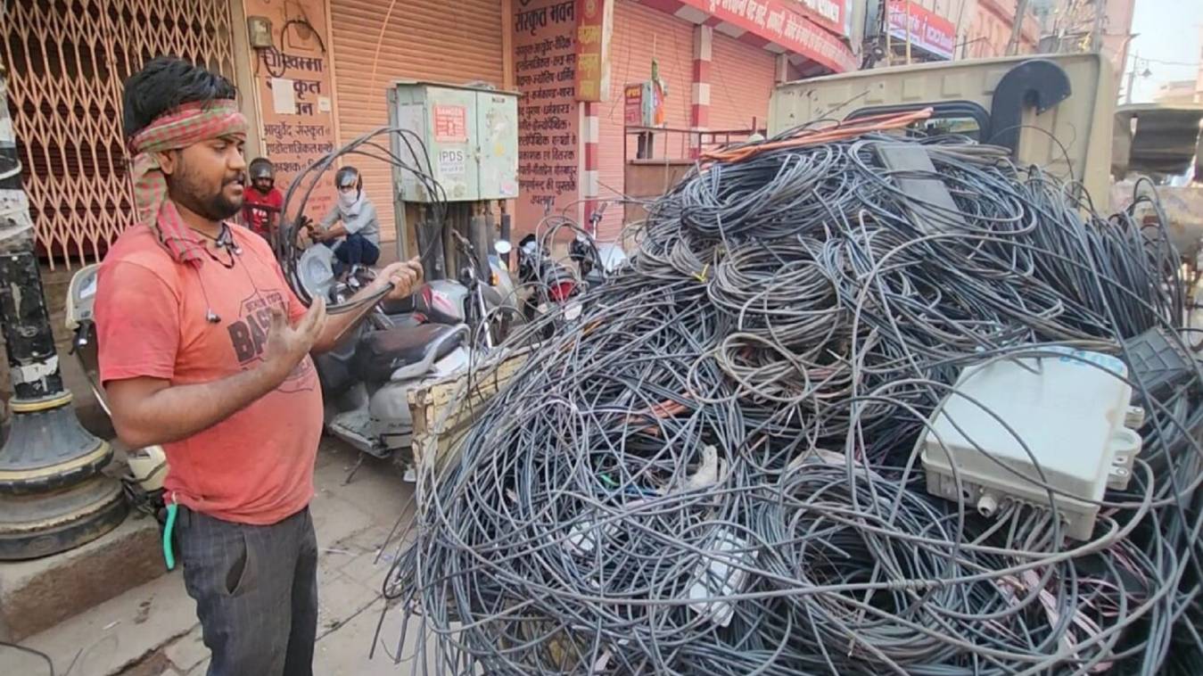 varanasi: शहरी इलाकों में इंटरनेट, केबल टीवी और मोबाइल नेटवर्क ठप, G-20 समिट से पहले हट जाएंगे खंभों पर लटकते तार