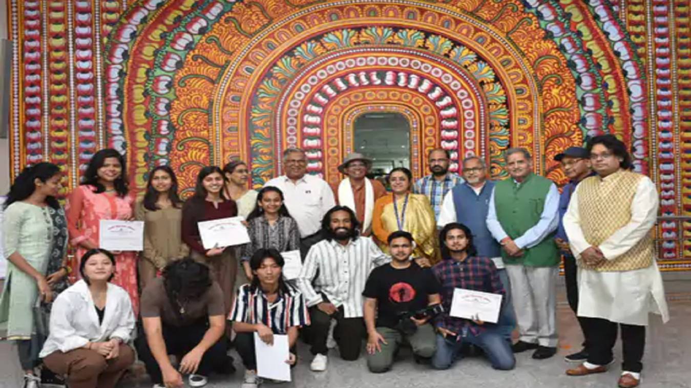  वाराणसी एयरपोर्ट पर बनी कांच से बने शिवलिंग की म्यूरल पेंटिंग, पर्यटक होंगे आकर्षित