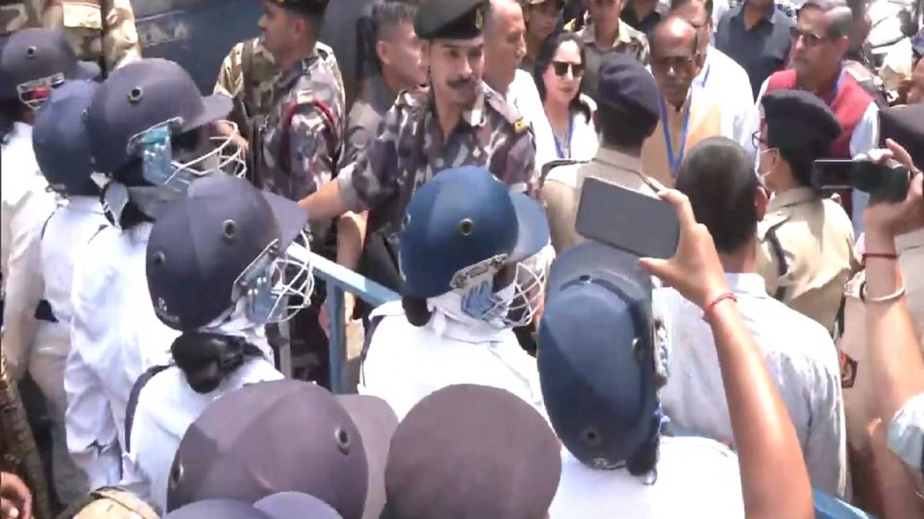 फैक्ट फाइंडिंग टीम के सदस्यों को हिंसाग्रस्त इलाकों में जाने से पुलिस ने रोका, हुई नोकझोंक