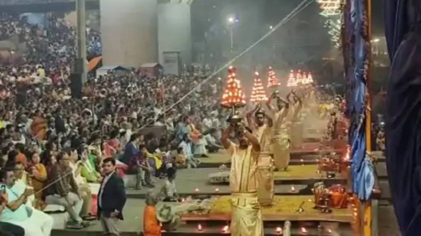 गंगा की भव्य आरती देख निहाल हुए विदेशी मेहमान, नमो घाट पर लोकनृत्य पर जमकर थिरके लेडी डेलीगेट्स 