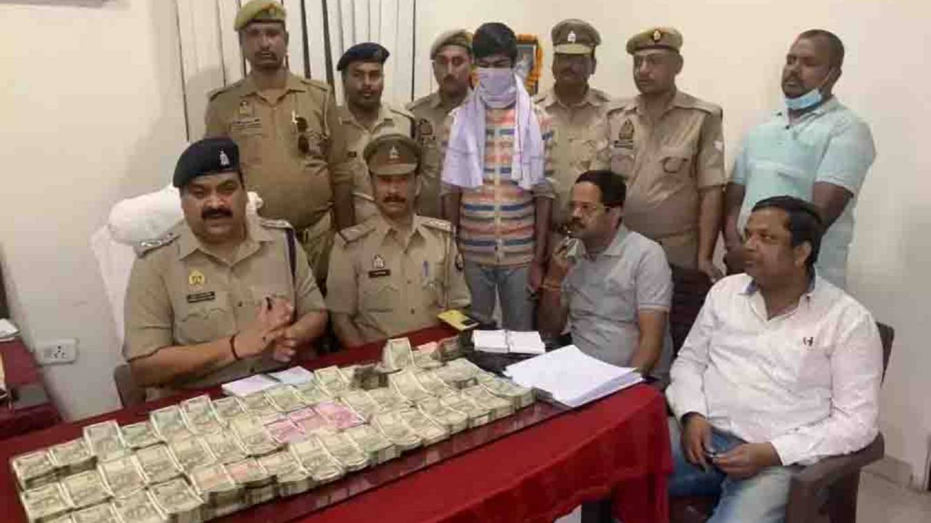वाराणसी स्टेशन से इंटर के छात्र के बैग से मिले 27 लाख 48 हजार 220 रूपये, जीआरपी ने छात्र को पकड़ा