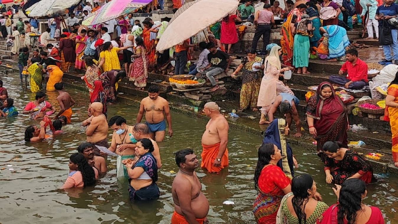 Ganga Saptami 2023: काशी के गंगा घाटों पर उमड़ा जनसैलाब, कहीं सूर्य को अर्घ्यदान तो कहीं हुआ दुग्धाभिषेक