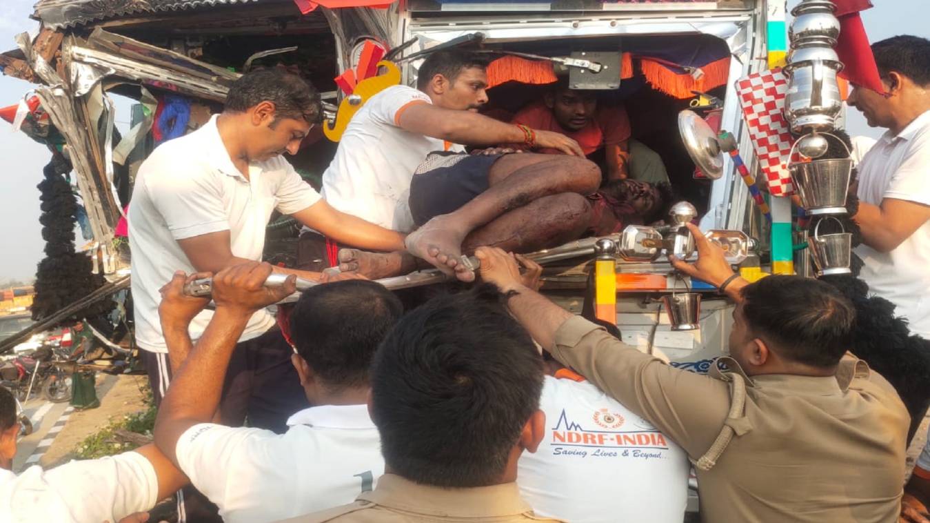 ट्रकों की भीषण टक्कर से रिंग रोड पर हुआ हादसा, NDRF टीम ने रेस्क्यू कर बचाई ड्राइवर की जान