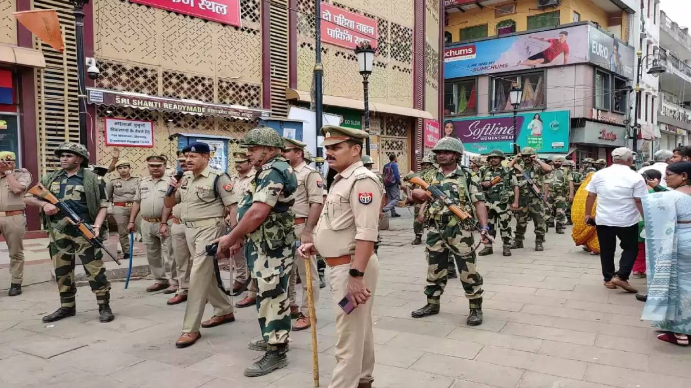 चुवाव के मद्देनज़र पुलिस संघ BSF का फ्लैग मार्च