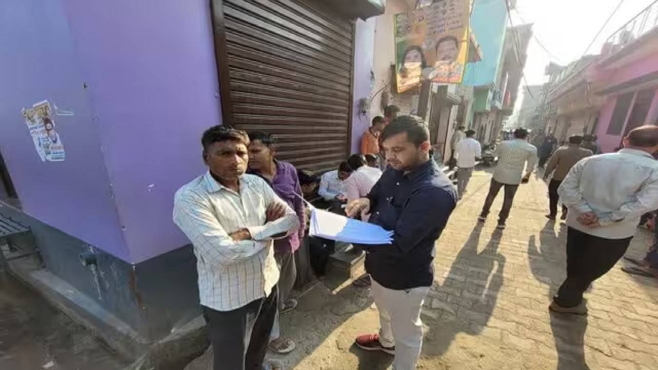 वाराणसी के कई वार्डों से आ रहीं शिकायतें: वोटर्स के नाम लिस्ट में नहीं होने पर निराश लौट रहे लोग, पर्ची के साथ सिंबल देने का भी आरोप